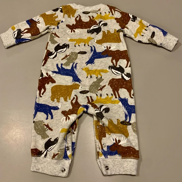 6-9 month 3 piece Lot/Bundle-2 Rompers-1 sweatpant. Carter’s and Cat & Jack - Picture 3 of 9